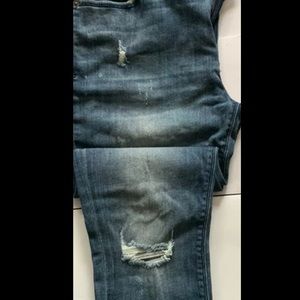 Express distressed jeans
Mid rise legging